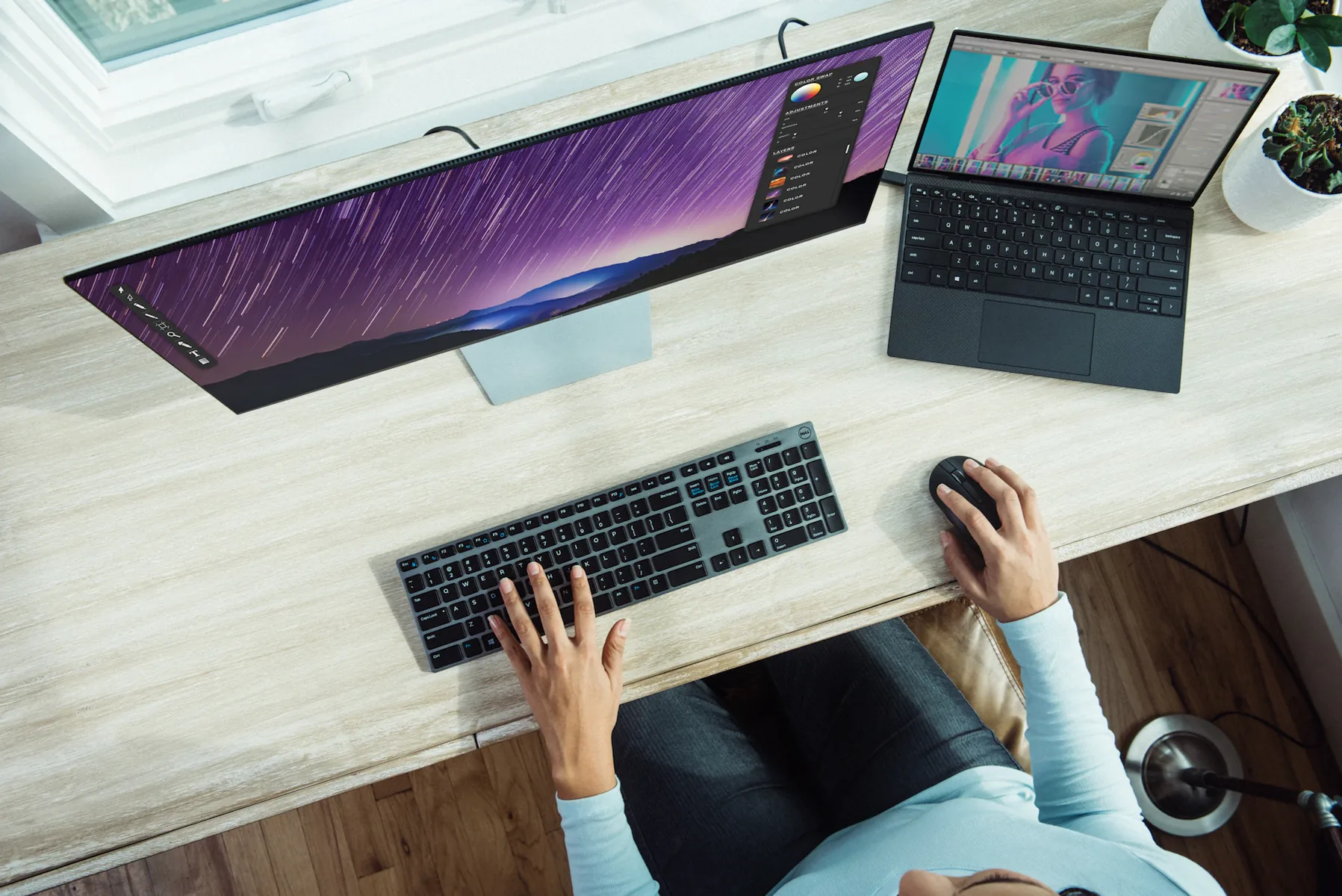 Mesa organizada com acessórios tecnológicos